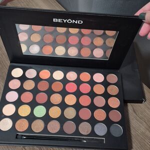 3/$16🎁◇ BEYOND COSMETICS 40SP Shimmer Matte Eyeshadow Palette